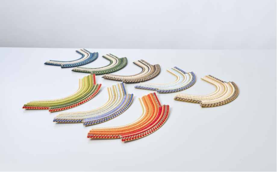 3代目兼代表取締役が金槌で兜の形を整えています。