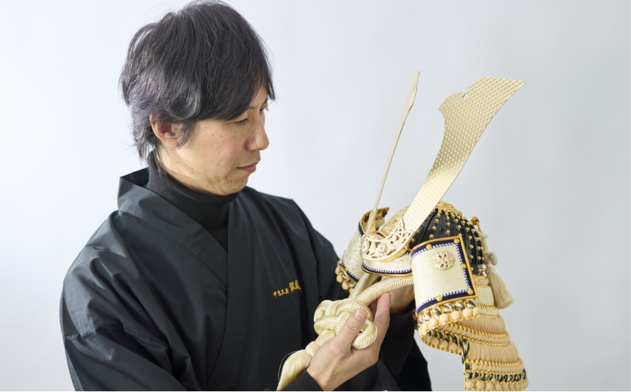 3代目兼代表取締役が兜を真剣に見つめています。