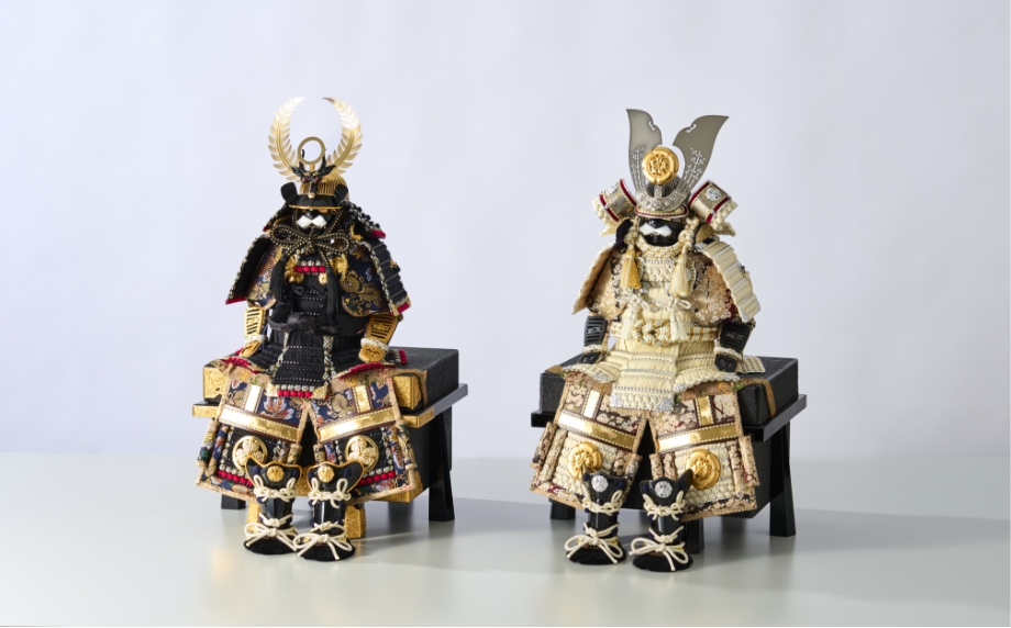 黒と白の鎧が並べられています。