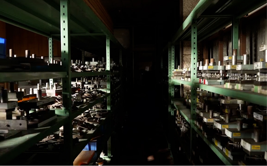 内製した鉄製部品が並べられています。