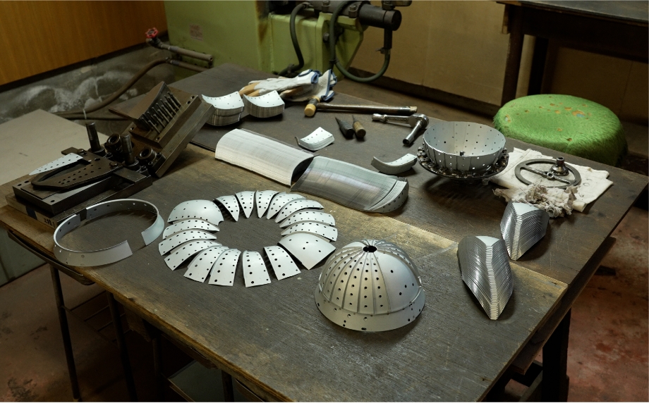 3代目兼代表取締役がペンチで兜の形を整えています。