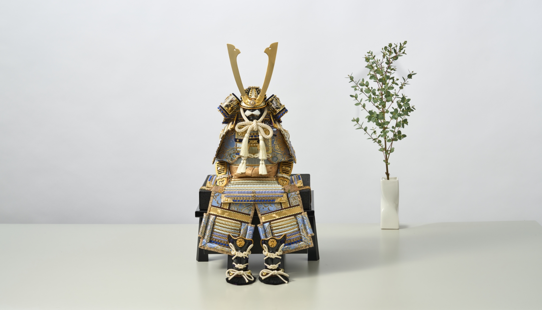 中央に鎧が飾られています。